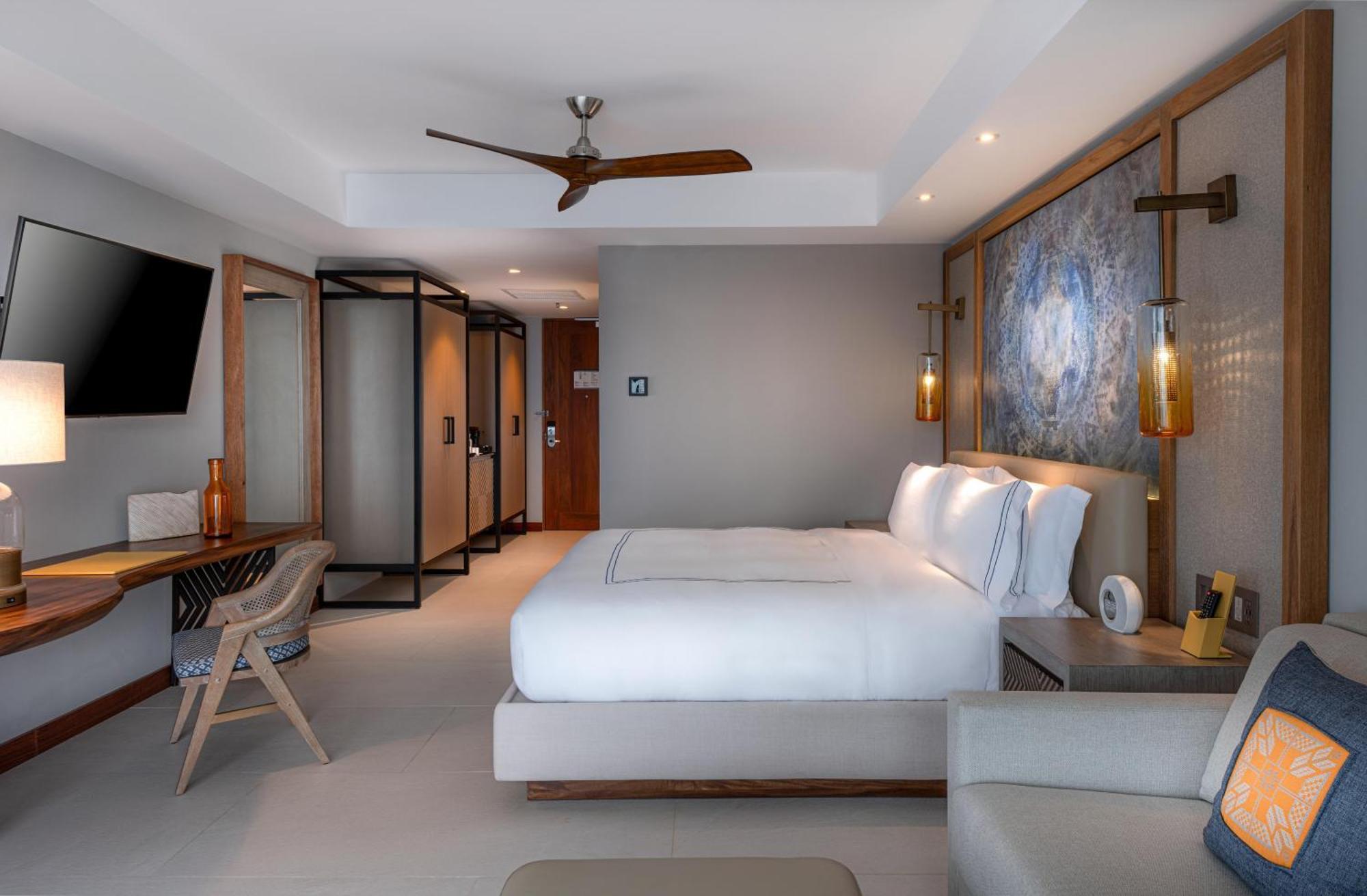 Two-Bedroom Ocean View Two Queen Beds One King Bed,1758805930:JPEG